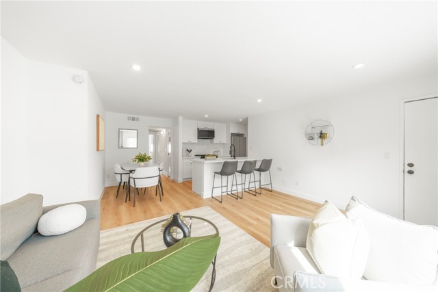 957 S Gramercy Drive, Los Angeles CA: https://media.crmls.org/medias/28d5d1fa-1280-44ec-9587-405a7245134c.jpg