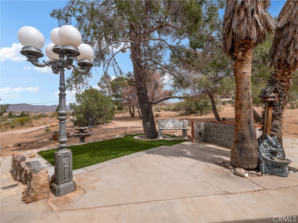 https://media.crmls.org/medias/28de4a8d-abe9-430f-953e-eb078a840d94.jpg?preset=X-Large
