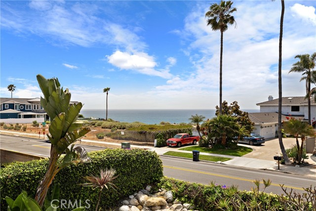 27492 Via Valor, Dana Point CA: https://media.crmls.org/medias/28e00d4b-f842-4bc7-ad94-9254cf410027.jpg