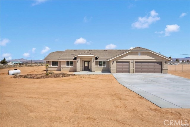 10647 Central Road, Apple Valley CA: https://media.crmls.org/medias/28e0fa4d-3b7b-4a7d-8995-5f39fdfd058d.jpg