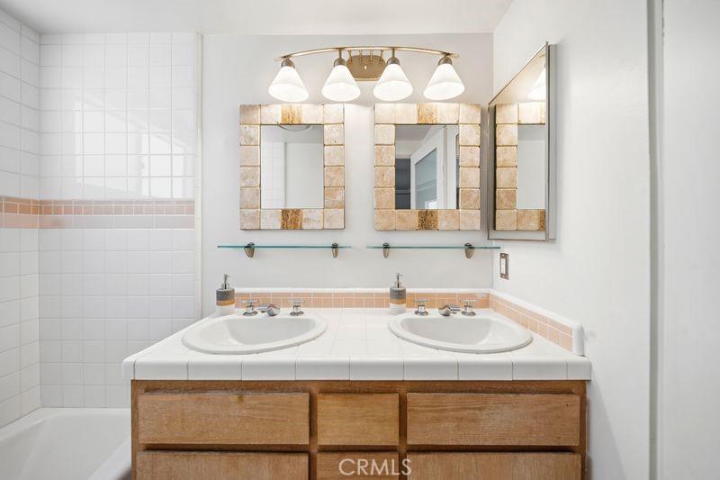 https://media.crmls.org/medias/28e1f52e-4f40-4e78-a678-7e314720cac5.jpg?preset=X-Large
