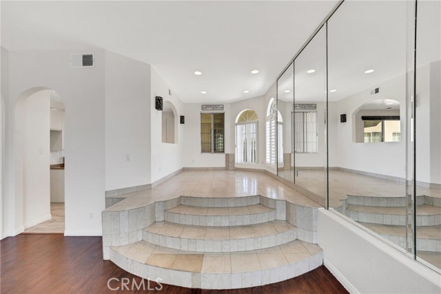 408 W Queen Street, Inglewood CA: https://media.crmls.org/medias/28e51c00-d30d-444a-9c94-ddbc8c320d06.jpg