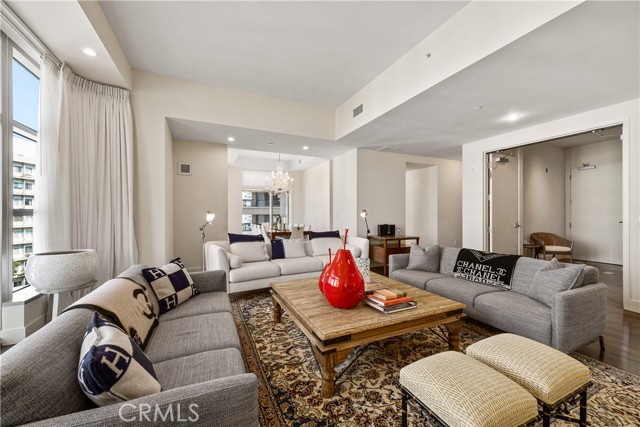 10776 Wilshire Boulevard, Los Angeles CA: https://media.crmls.org/medias/28e9f4da-f3eb-4b1b-87a6-835962def020.jpg