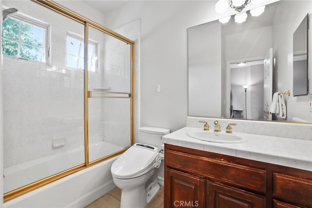 https://media.crmls.org/medias/28ed7d11-afc2-467d-93b9-ce3ec2b1abfe.jpg?preset=X-Large