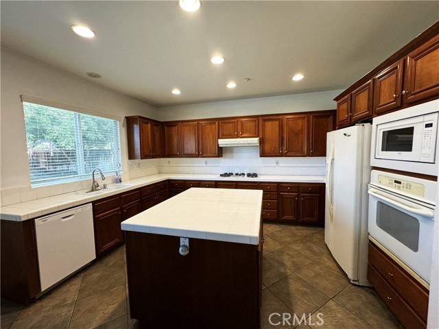 Detail Gallery Image 11 of 18 For 1665 Valley Falls Ave, Redlands,  CA 92374 - 4 Beds | 2/1 Baths