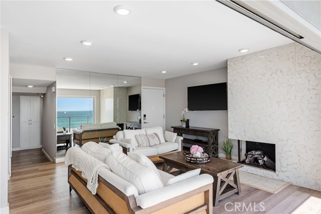 2208 The Strand, Manhattan Beach CA: https://media.crmls.org/medias/28ef312f-2f9e-433f-8af0-78e9c0038fbf.jpg