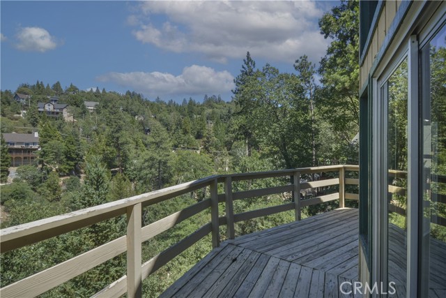 929 Trinity Drive, Lake Arrowhead CA: https://media.crmls.org/medias/28eff1a3-95c7-4ee4-91d4-a437d2407265.jpg