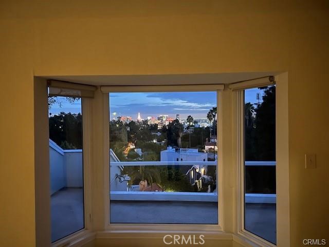 https://media.crmls.org/medias/28f36256-9f41-4c73-b92c-7e7d396ec765.jpg?preset=X-Large