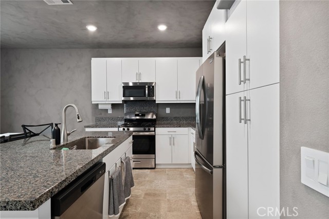 Detail Gallery Image 14 of 41 For 16667 Snowdrop #2,  Fontana,  CA 92336 - 4 Beds | 3 Baths