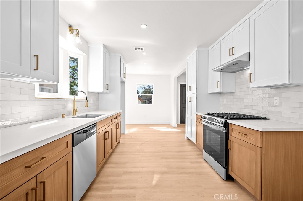 https://media.crmls.org/medias/28f58c5d-8cc0-4056-9563-1e9a33949616.jpg?preset=X-Large