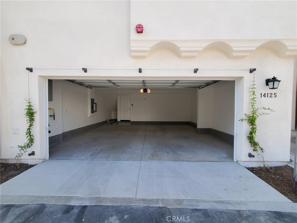 https://media.crmls.org/medias/28f67462-60bf-48e0-97c5-42321e06bf3b.jpg?preset=X-Large