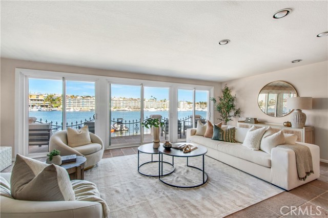 Detail Gallery Image 4 of 24 For 426 via Lido Nord, Newport Beach,  CA 92663 - 4 Beds | 3 Baths