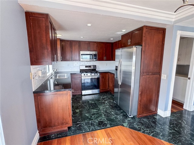 Detail Gallery Image 9 of 29 For 665 W 24th St #208,  San Pedro,  CA 90731 - 2 Beds | 2 Baths