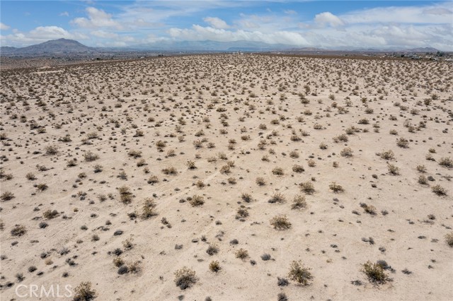 6789 La Brisa Drive, Joshua Tree CA: https://media.crmls.org/medias/28fdc3d4-0203-4933-86cd-28960d95d36e.jpg