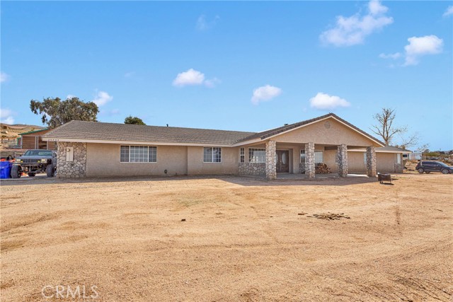 25733 Roundup Way, Apple Valley CA: https://media.crmls.org/medias/28fecdc2-5ef2-4b84-9e4e-c2d98dad68b2.jpg