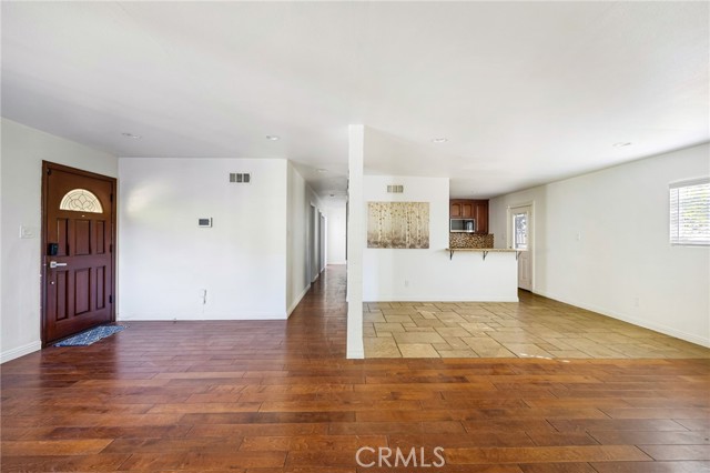 Detail Gallery Image 9 of 22 For 7044 White Oak, Van Nuys,  CA 91406 - 3 Beds | 2 Baths