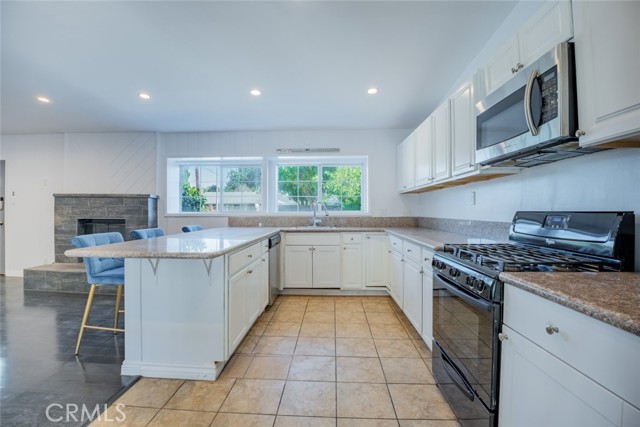 Detail Gallery Image 9 of 22 For 8561 Orion Ave, North Hills,  CA 91343 - 2 Beds | 2 Baths