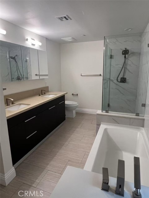 2939 Leeward Avenue, Los Angeles CA: https://media.crmls.org/medias/2902e6b8-817c-4102-bc6a-a9a97dad2dd1.jpg