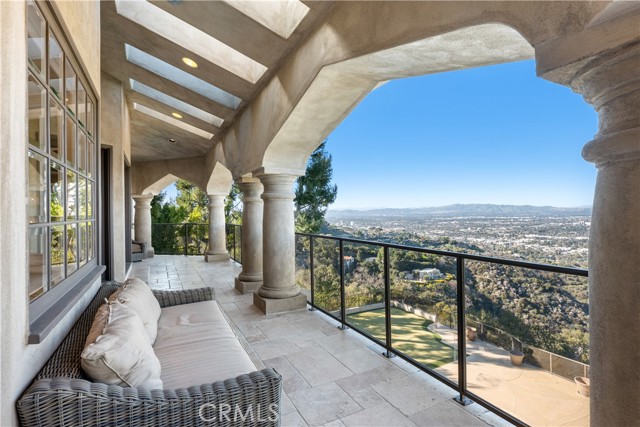 Detail Gallery Image 4 of 61 For 13320 Mulholland Dr, Beverly Hills,  CA 90210 - 5 Beds | 7 Baths