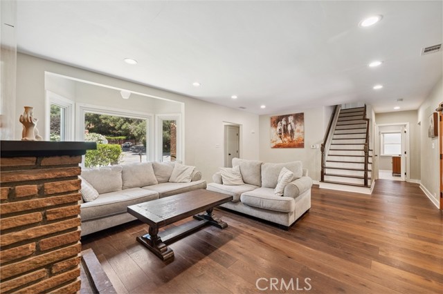 2248 E Chevy Chase Drive, Glendale CA: https://media.crmls.org/medias/2905f307-90cf-4e4e-aa92-df4f5df30fef.jpg