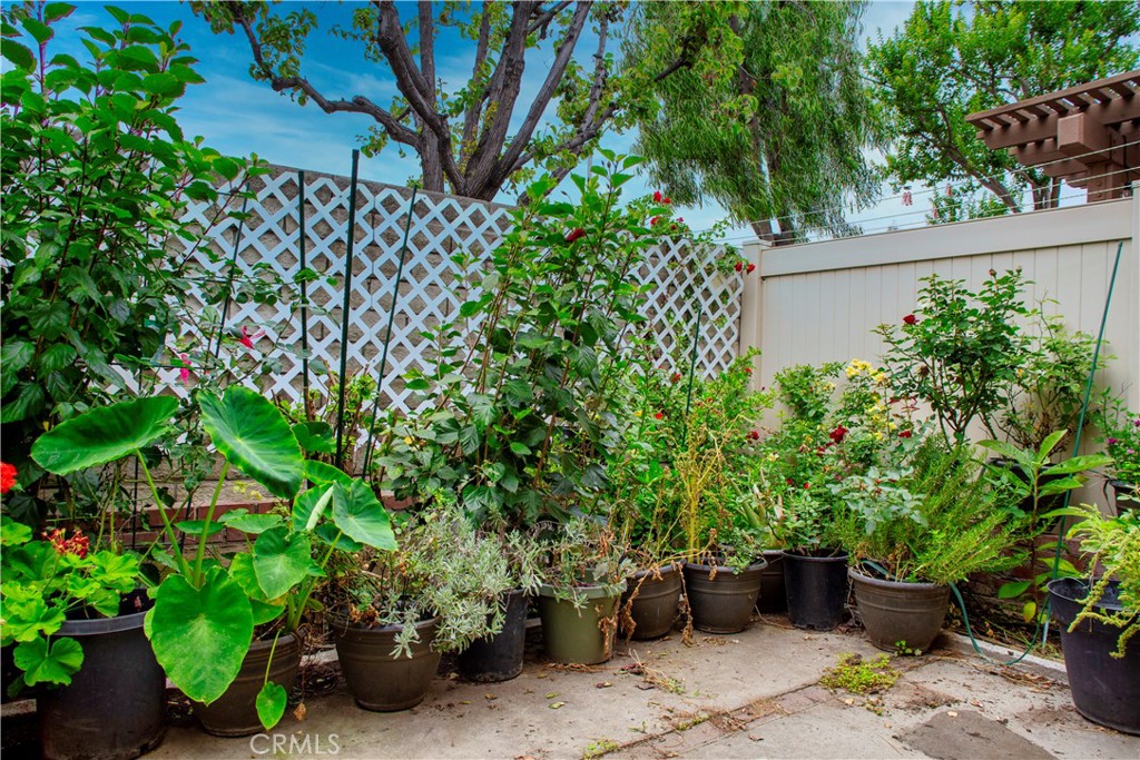 https://media.crmls.org/medias/29060c55-ff06-48c6-b24a-25a11174f304.jpg?preset=X-Large