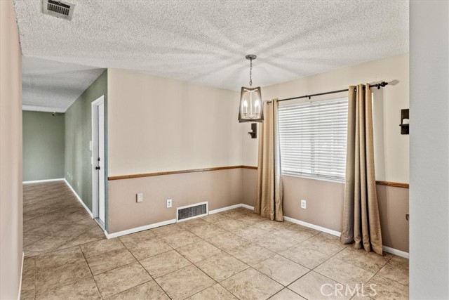 Detail Gallery Image 9 of 46 For 12852 Mountain Shadows Ct, Victorville,  CA 92392 - 4 Beds | 2 Baths