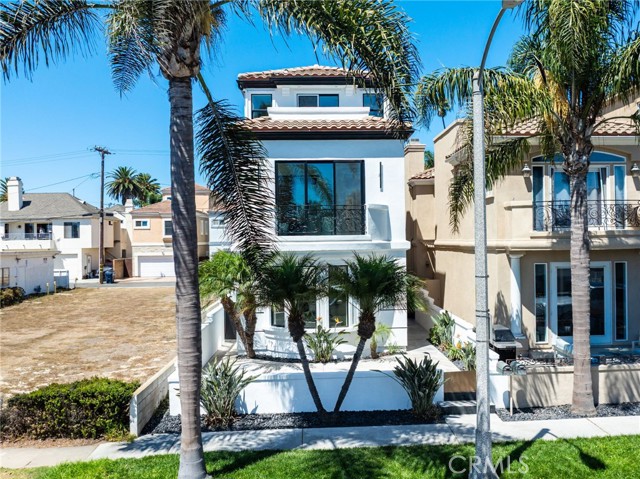 309 8th Street, Huntington Beach CA: https://media.crmls.org/medias/290f023d-a7d6-4bec-bd22-20e252f8db11.jpg