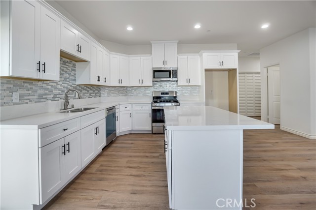 Detail Gallery Image 5 of 23 For 16277 Puesta Del Sol, Victorville,  CA 92394 - 4 Beds | 2/1 Baths