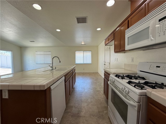 Detail Gallery Image 9 of 33 For 37126 Firethorn St, Palmdale,  CA 93550 - 4 Beds | 2 Baths