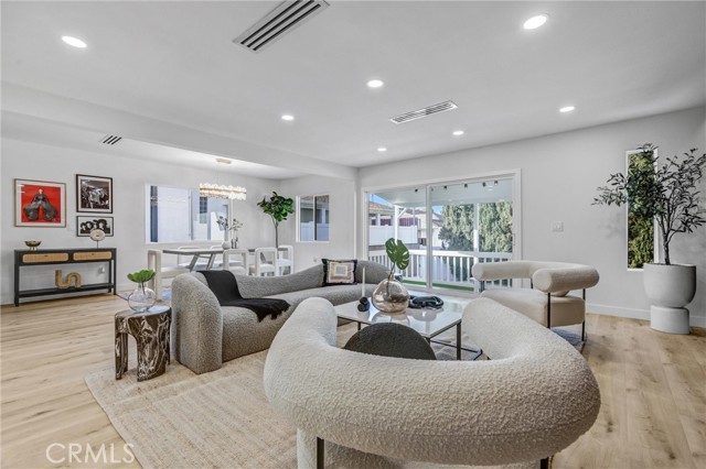 Detail Gallery Image 12 of 43 For 13021 Killion St, Sherman Oaks,  CA 91401 - 3 Beds | 2/1 Baths