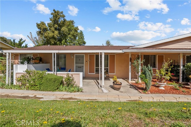 Detail Gallery Image 3 of 36 For 19156 Avenue of the Oaks #B,  Newhall,  CA 91321 - 2 Beds | 1/1 Baths