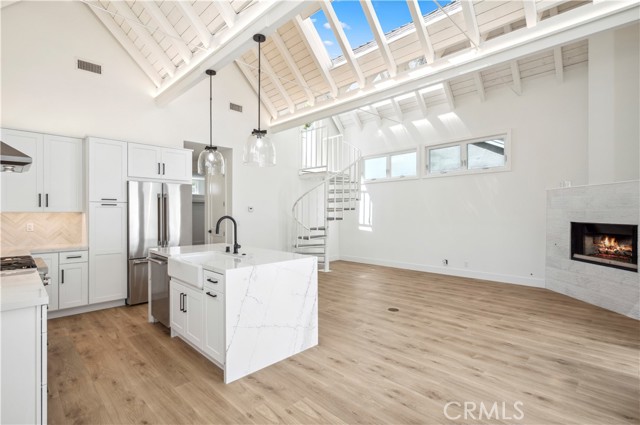 439 1/2 Carnation Avenue, Corona del Mar CA: https://media.crmls.org/medias/291f093b-f2c5-4fd9-9a40-4ba03aff5b5e.jpg