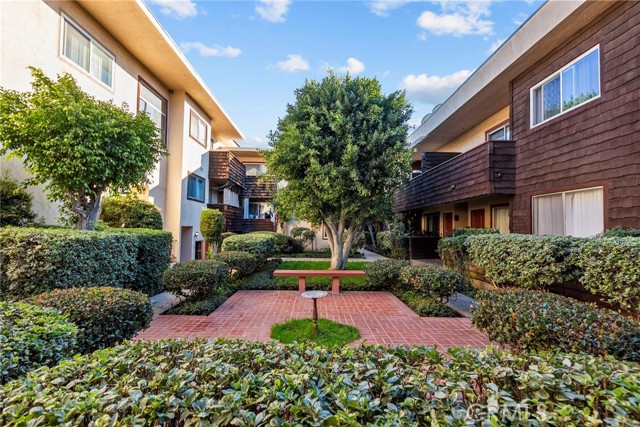 Detail Gallery Image 27 of 30 For 5400 Newcastle, Encino,  CA 91316 - 2 Beds | 2 Baths