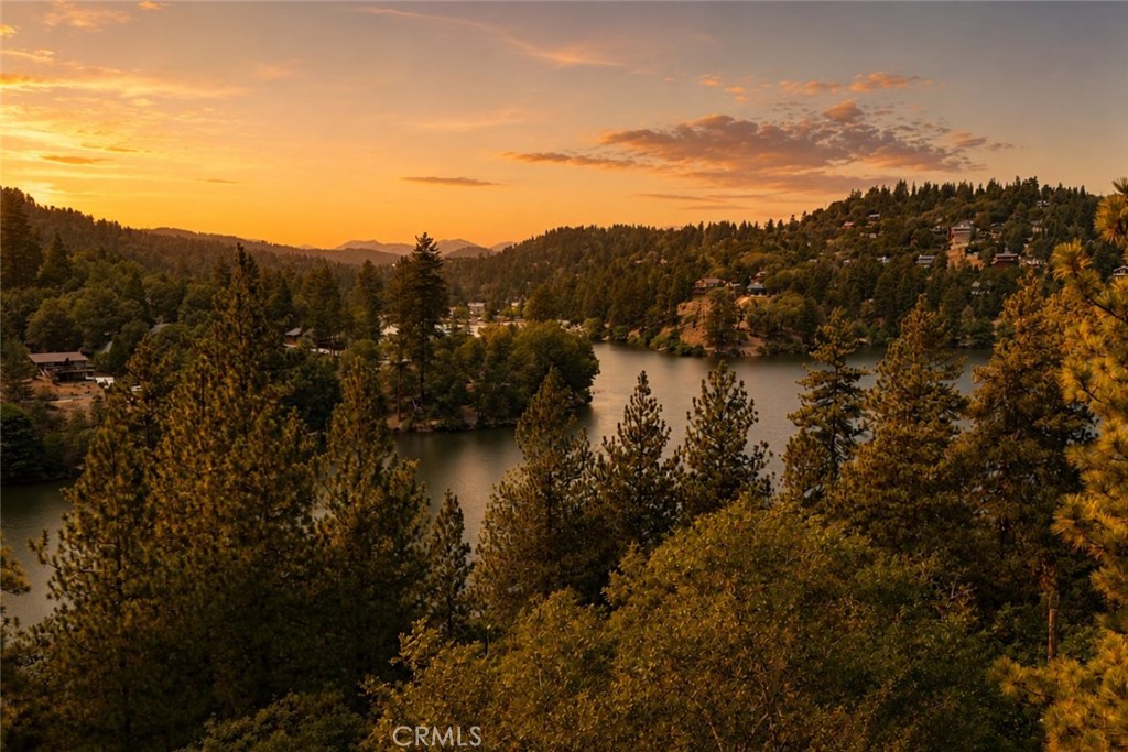 https://media.crmls.org/medias/2923b926-0467-4c52-8e8d-2e16ae234520.jpg?preset=X-Large