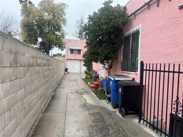 Detail Gallery Image 4 of 21 For 529 W 56th St, Los Angeles,  CA 90037 - – Beds | – Baths