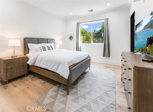 23123 Oxnard Street, Woodland Hills CA: https://media.crmls.org/medias/292bfbf8-9db7-4709-b44c-382aac5d7bd6.jpg