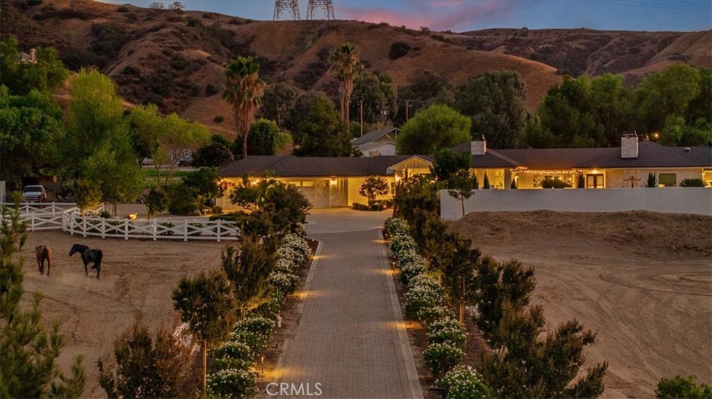 https://media.crmls.org/medias/292cdde5-daca-49c7-976b-800608b216e4.jpg?preset=X-Large