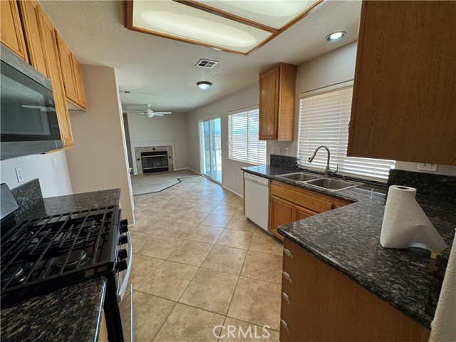 19004 Ivanpah Way, Apple Valley CA: https://media.crmls.org/medias/292ea939-7245-4cc4-8832-d405ee065eae.jpg