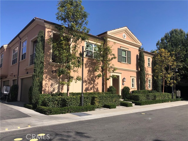78 Kempton Irvine, California Bright and Delightful Upper Corner Unit in Irvine, Stonegate Community. The house featuring open floor plan for the living area, 2 bedrooms, 2 bathrooms, 2 direct access garage. The kitchen comes with the stainless steel appliances and white cabinet. The master bedroom with dual sinks and walk-in closet. Community amenities include: Pool, Sports Court, Playground and BBQ. Proximate to Freeways, Woodbury Town Center, Shops and Restaurants. Must See Dream Home!!