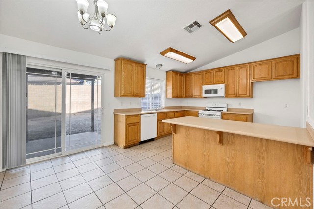 Detail Gallery Image 11 of 44 For 1230 Shellie Ln, Hemet,  CA 92543 - 3 Beds | 2 Baths