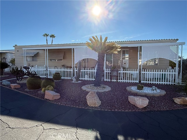 Detail Gallery Image 4 of 5 For 332 N Lyon, Hemet,  CA 92543 - 2 Beds | 2 Baths