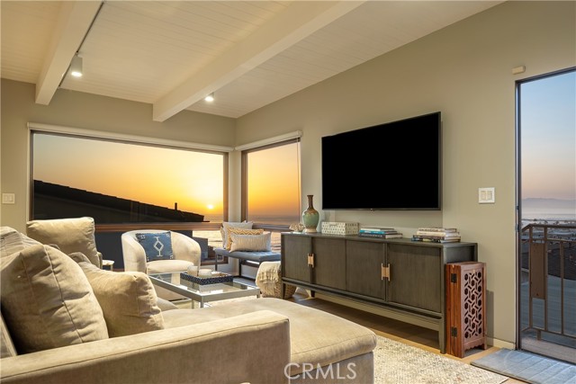 221 36th Street, Manhattan Beach, California 90266, 3 Bedrooms Bedrooms, ,3 BathroomsBathrooms,Residential,Sold,36th,SB22069794