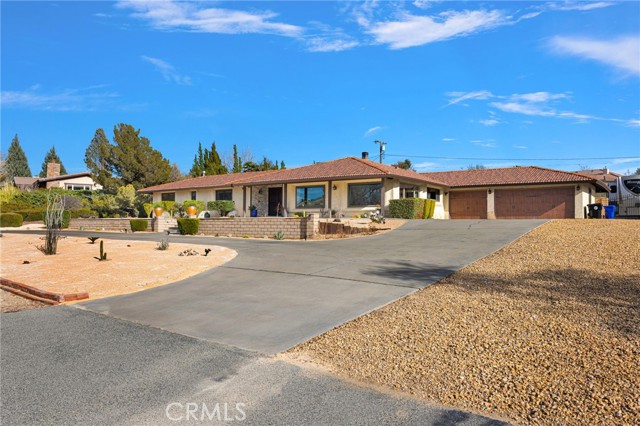 Detail Gallery Image 2 of 75 For 19978 Eyota, Apple Valley,  CA 92308 - 4 Beds | 3 Baths