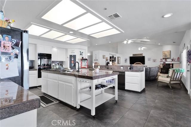Detail Gallery Image 17 of 62 For 12546 Autumn Leaves Ave, Victorville,  CA 92395 - 5 Beds | 3/1 Baths