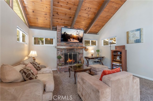 Detail Gallery Image 5 of 37 For 860 E Victoria Ct, Lake Arrowhead,  CA 92352 - 2 Beds | 1/1 Baths