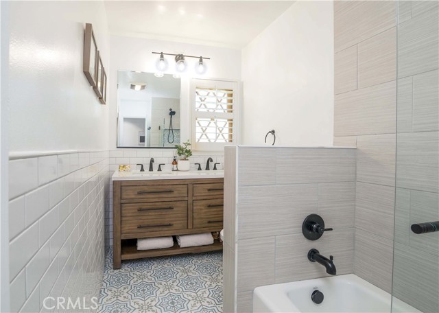 Detail Gallery Image 13 of 32 For 401 Avenue F, Redondo Beach,  CA 90277 - 3 Beds | 2 Baths