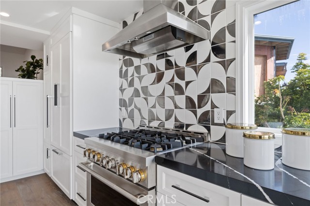 Detail Gallery Image 10 of 53 For 723 Balboa Ave, Laguna Beach,  CA 92651 - 4 Beds | 4/1 Baths