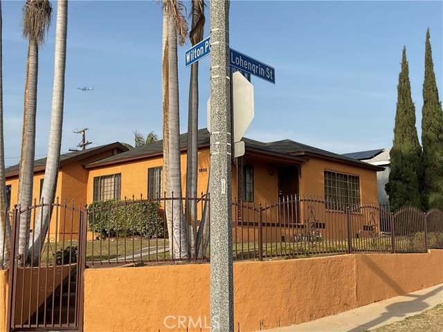 Detail Gallery Image 2 of 29 For 1965 Lohengrin St, Los Angeles,  CA 90047 - 3 Beds | 2 Baths