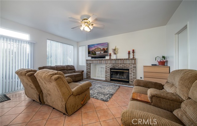 Detail Gallery Image 9 of 29 For 12721 Royal Oak Ct, Yucaipa,  CA 92399 - 4 Beds | 2/1 Baths