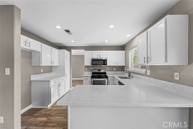 Detail Gallery Image 16 of 51 For 3910 Whirlwind Dr, Bakersfield,  CA 93313 - 3 Beds | 3 Baths